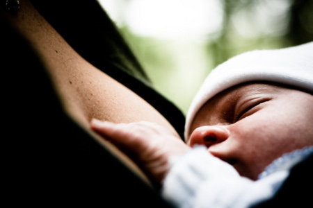 stockvault-woman-breastfeeding-baby132389