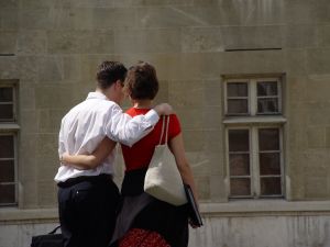 walking-embraced-25454-m